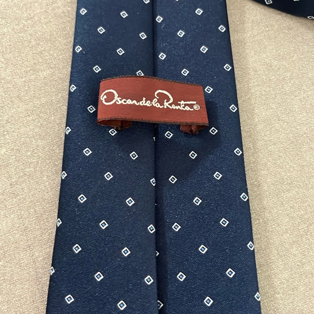 Oscar De La Renta Dark Blue Designer silk Tie small diamond shapes